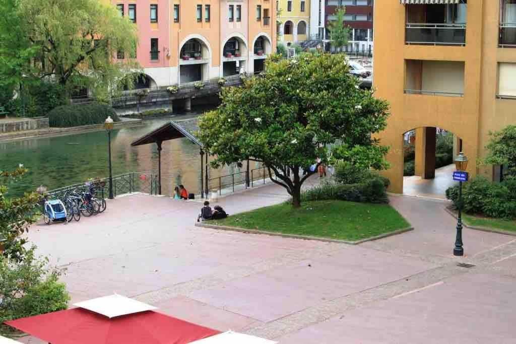 Reve De Jade Devant Le Canal Annecy Exteriér fotografie